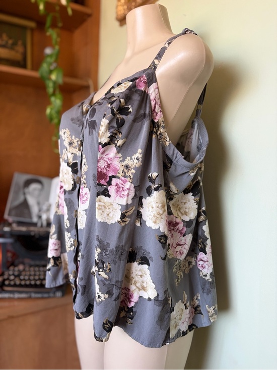 torrid Tops - Torrid Gray Pink Floral Camisole Tank Top Size 3 Boho Chic Feminine Cottagecore
